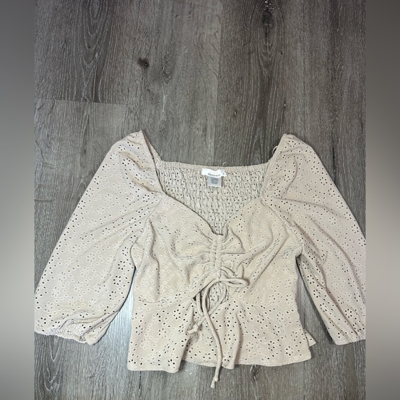 New Women's Beige Ruched Eyelet Top size medium - Picture 2 of 4